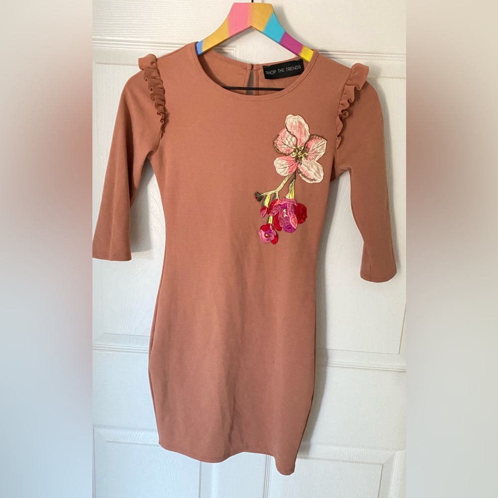 Simple and beautiful dress, with flower appliance, nice pink color, small size